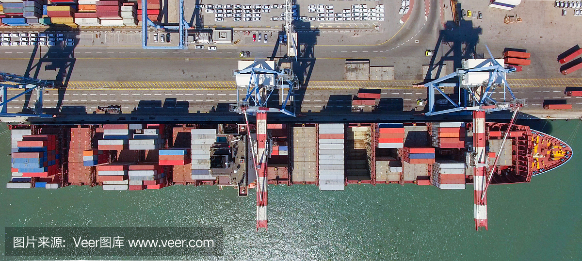 商业港口码头与集装箱船